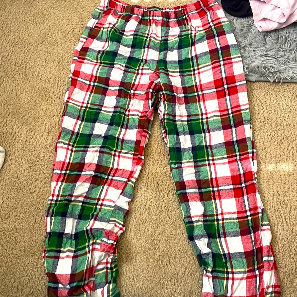 Red,green,white. They are pajama pants very cozy.